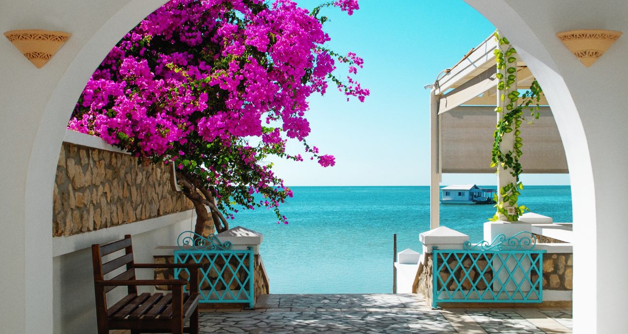 Cycladic architecture with blue sea view - Greek islands